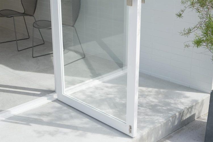 白い壁とコンクリートの質感がモダンな印象