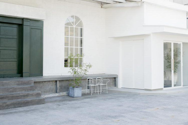 グリーンの大扉が特徴的なエントランス