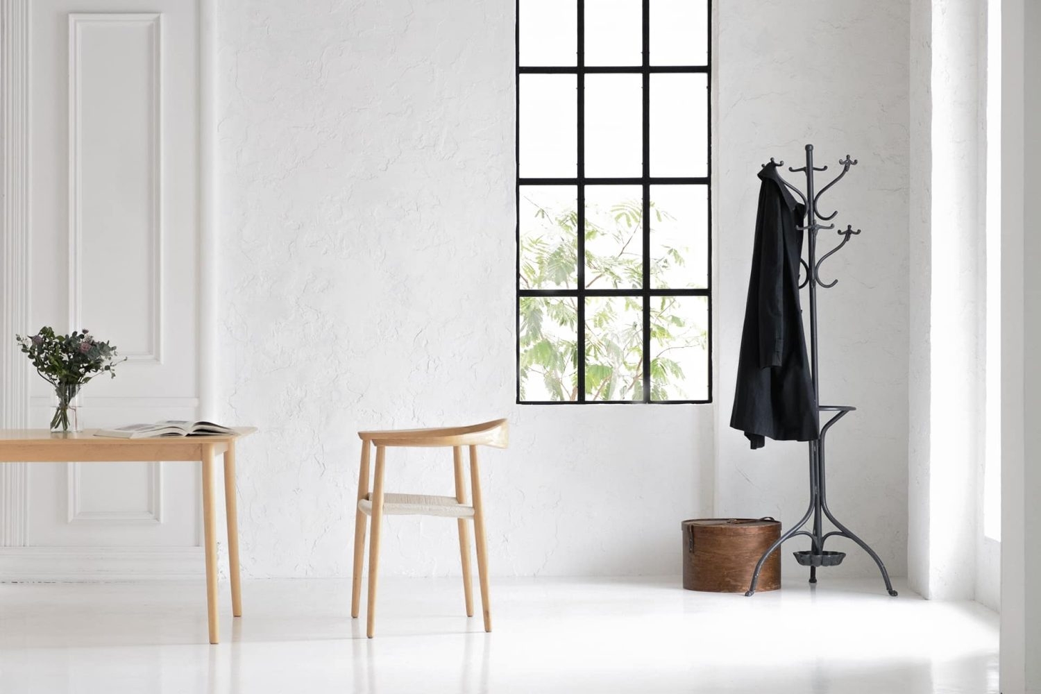 白と黒の細い格子がスタイリッシュな印象