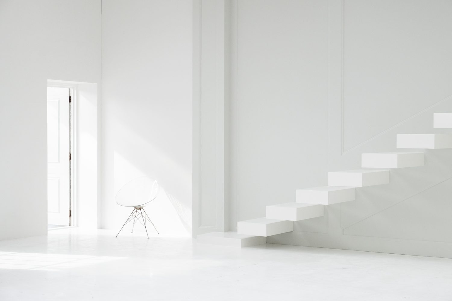 壁からせり出した階段