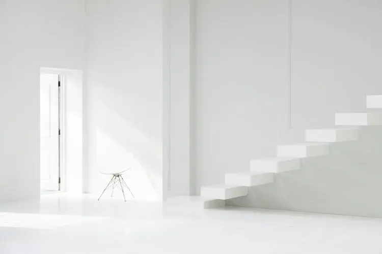 壁からせり出した階段