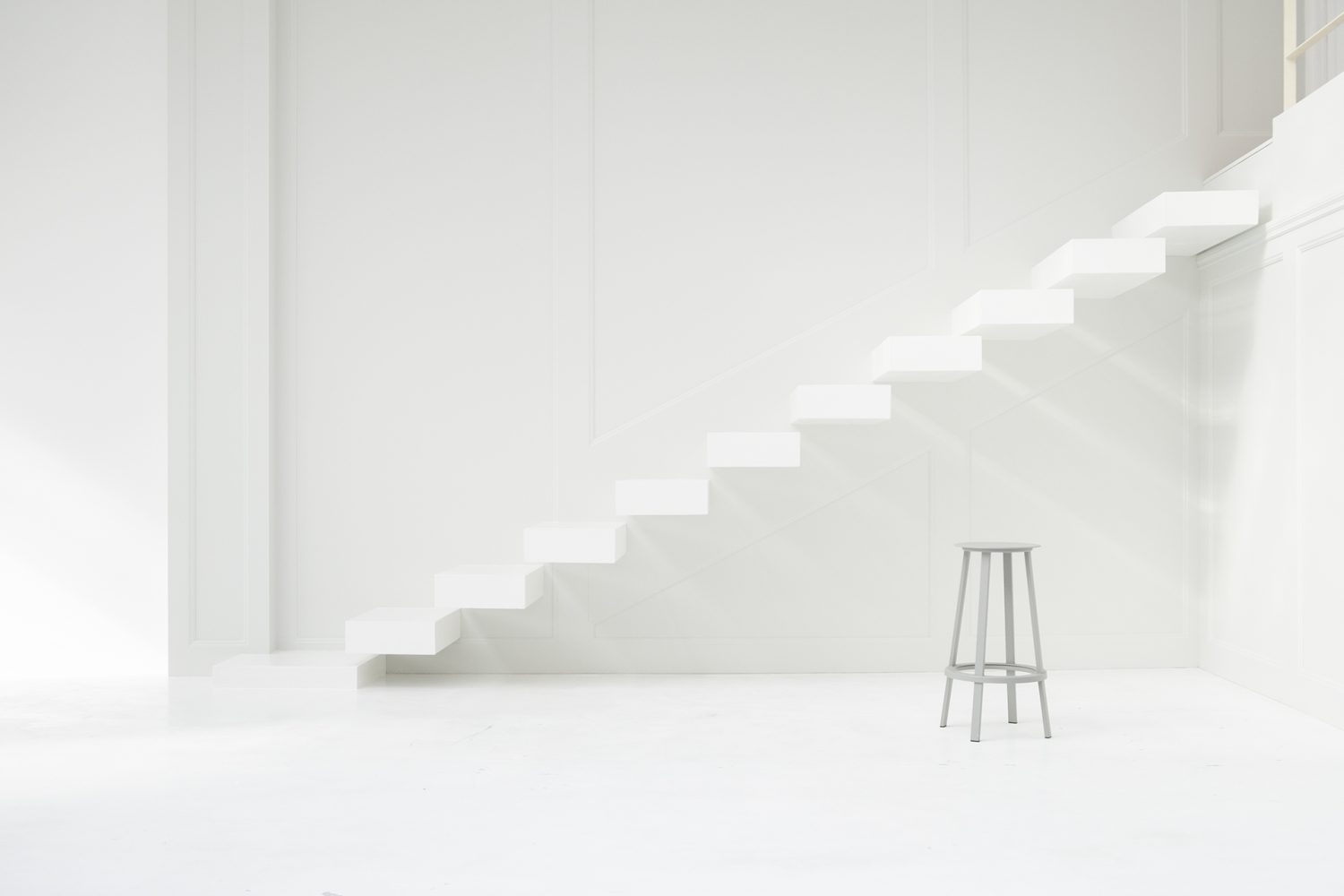 白い階段と装飾のある壁