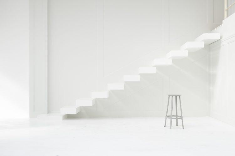 白い階段と装飾のある壁