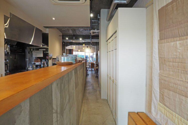 厨房に沿ったカウンター