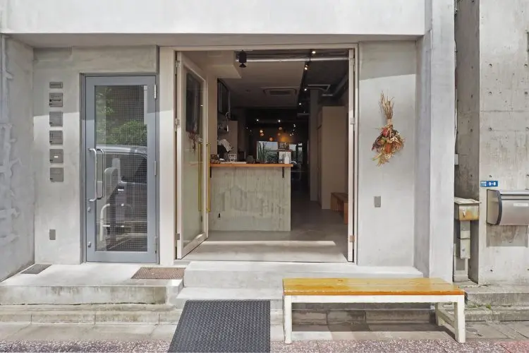 コーヒースタンドのような北西入口