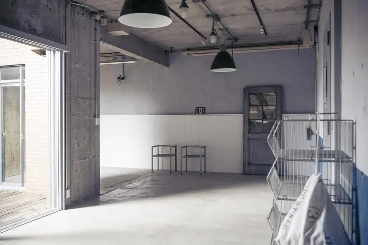 天高のあるインダストリアルな地下空間