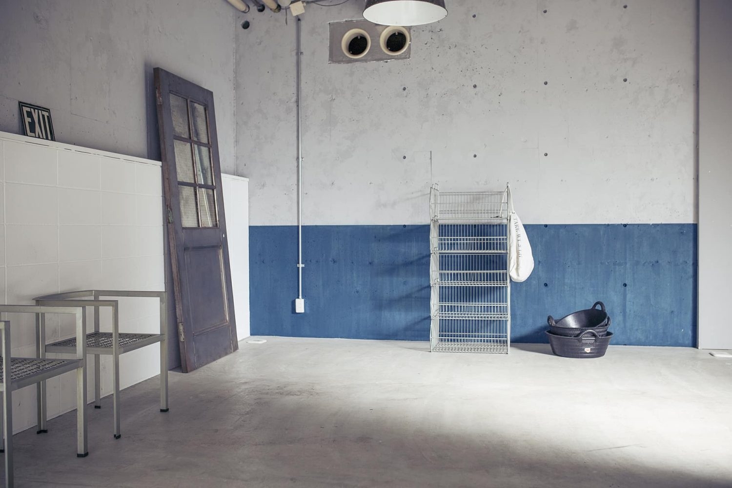 引じりのあるブルーと白の壁