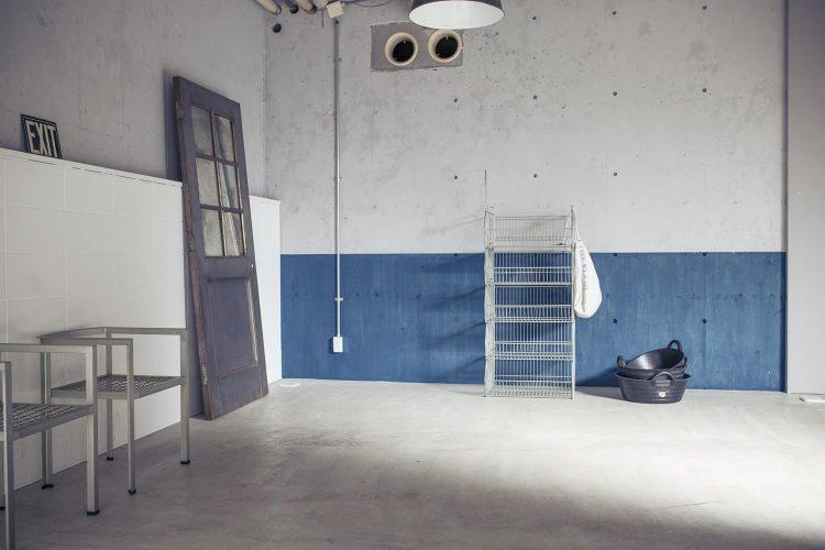 引じりのあるブルーと白の壁