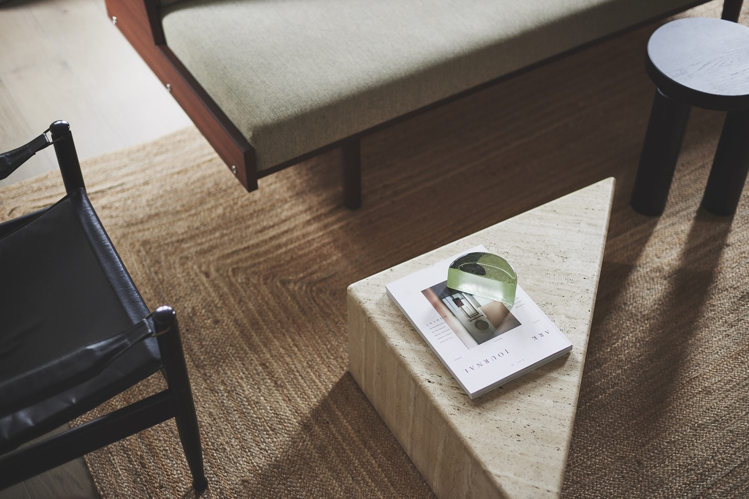 サイザルカーペットとモダンなインテリア