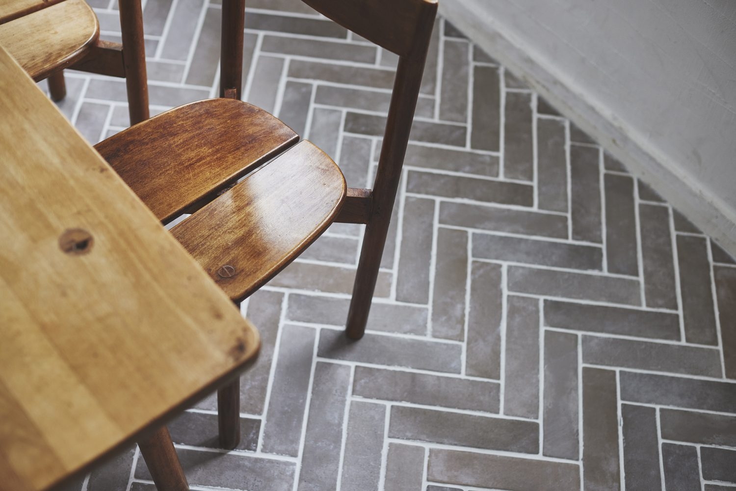 ダイニングは特徴的な石のタイル床