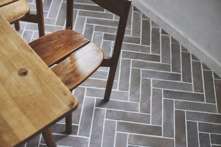 ダイニングは特徴的な石のタイル床