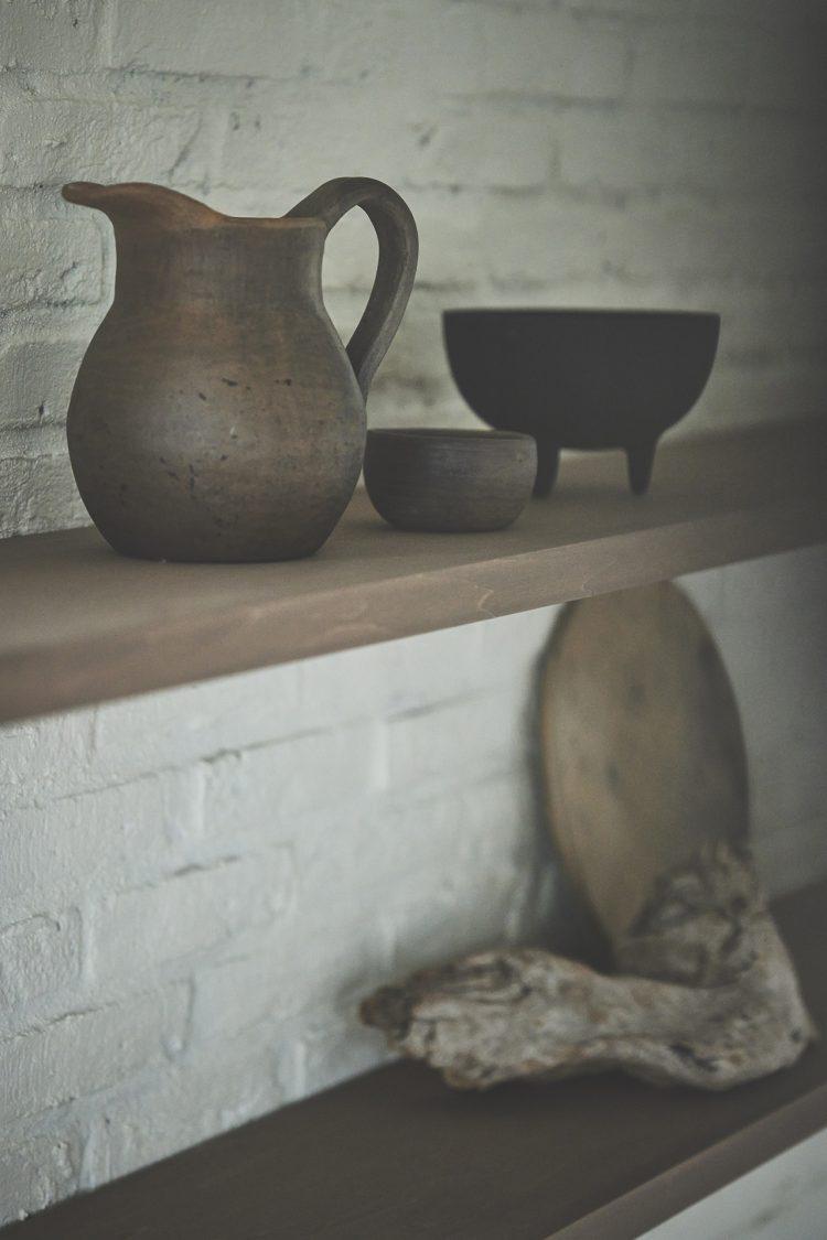 キッチンお背景にはプロップも置ける木製棚