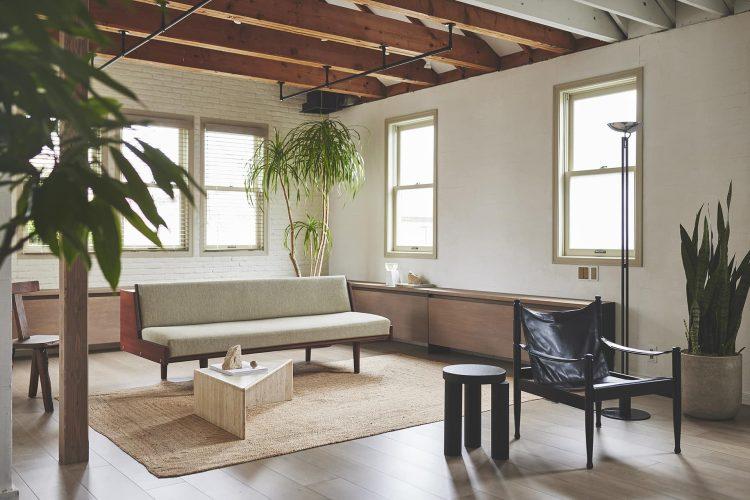 壁沿いのL字棚は移動可能 / ある状態