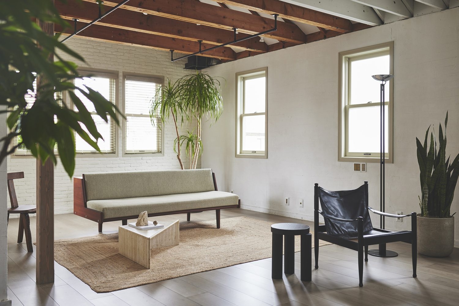 壁沿いのL字棚は移動可能 / ない状態