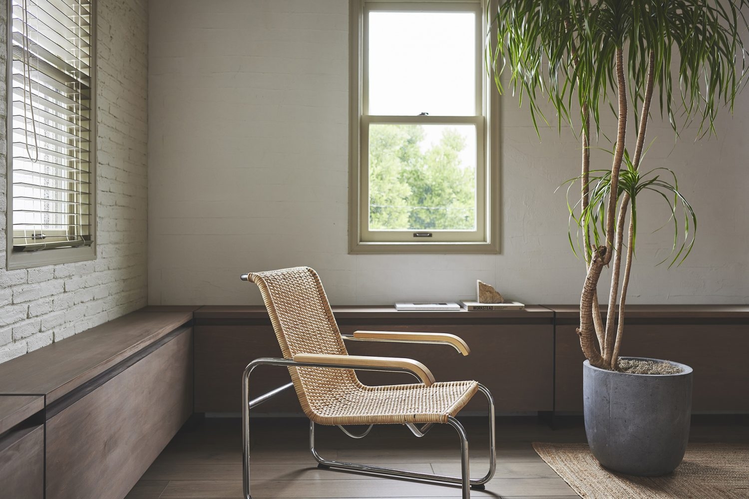 名作家具と窓からの柔らかい光