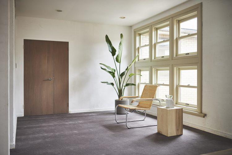 印象の変わるカラーカーペットと白壁