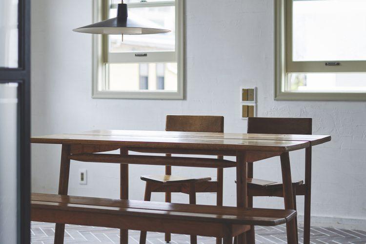 シンプルなダイニングセットと低めの照明