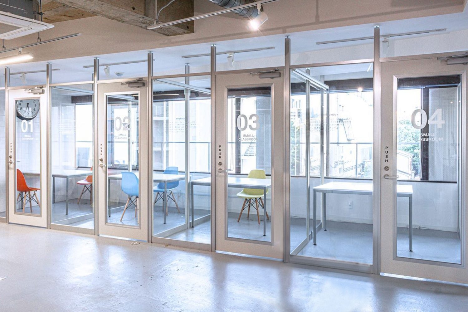 スタイリッシュなガラス張りの個室ブース