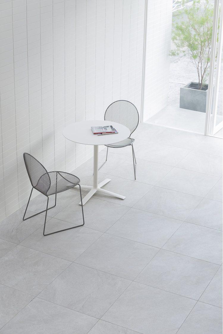 白とグレーのタイルがスタイリッシュ