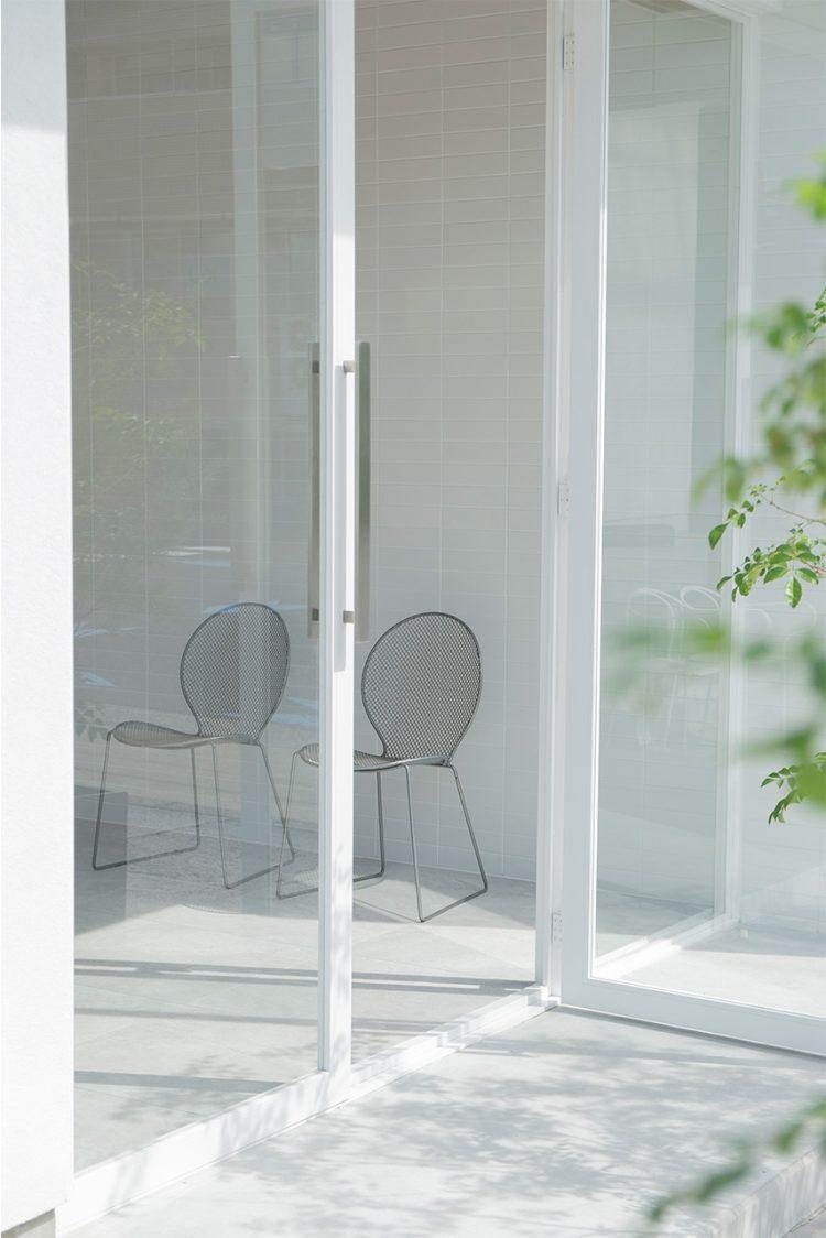 大きなガラス扉から心地よい光