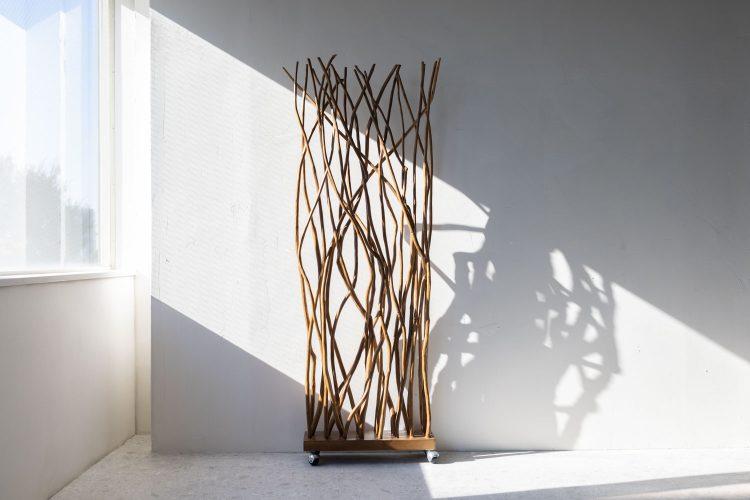 自然光が入る白壁