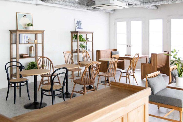 豊富な家具でカフェシーンを再現