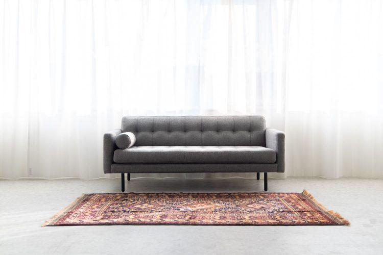 壁一面の窓から入る自然光