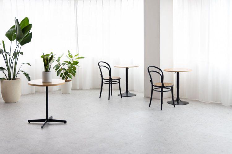 明るい光のカフェシーン