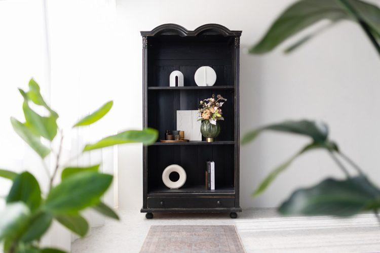 白壁とヴィンテージの棚