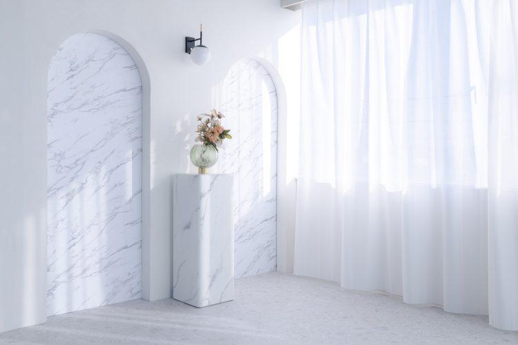 大理石調パネルをアクセントに