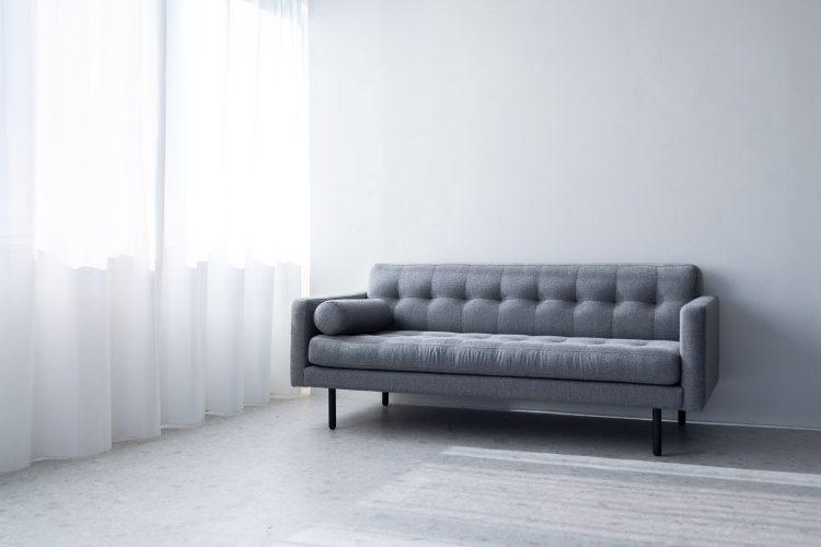 自然光の入る白壁とソファ