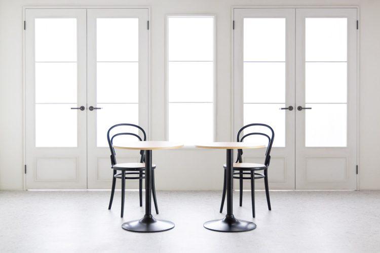 エレガントなドア前で対談シーンを