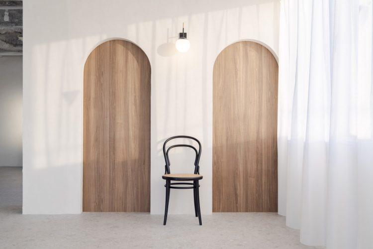 木目パネルを背景にシーンを演出