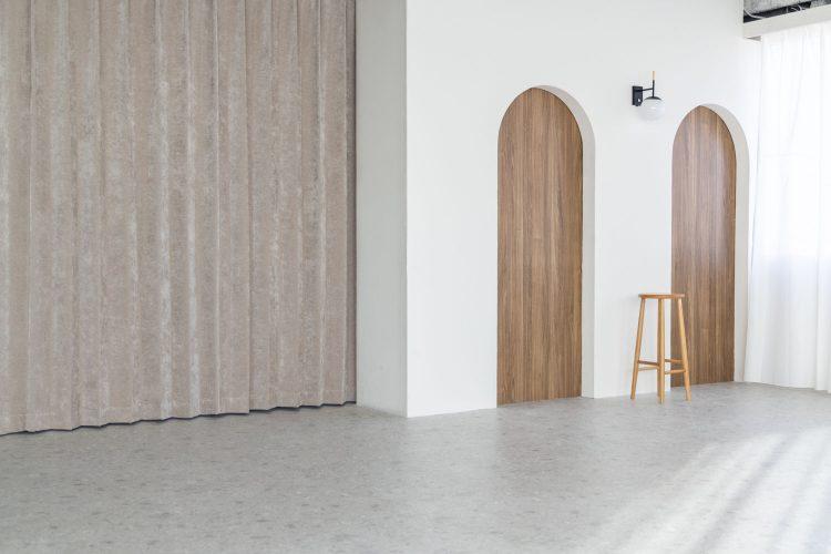 ベロアのカーテンとアーチ型のドアパネル