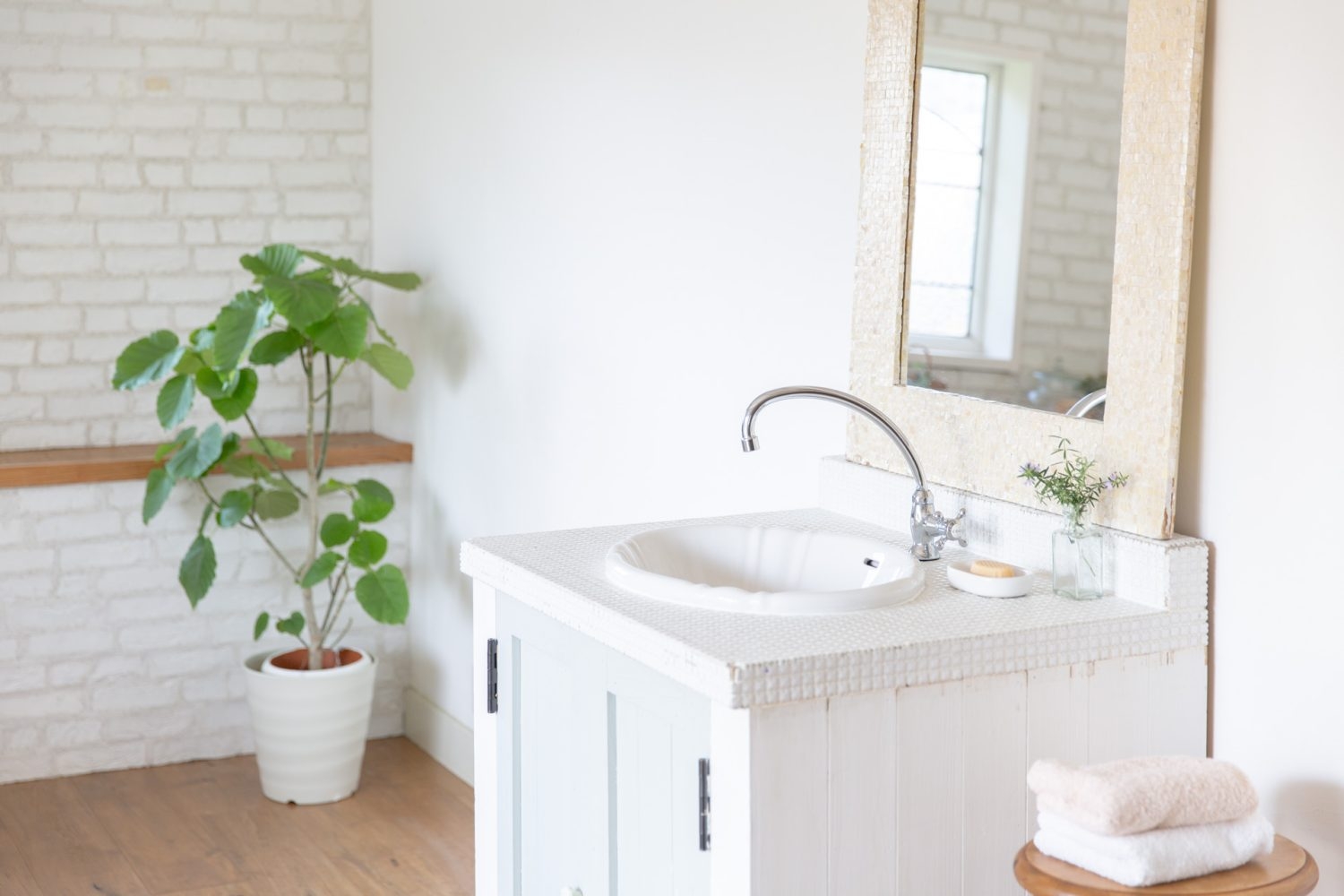 可動式洗面台を白壁に設置して