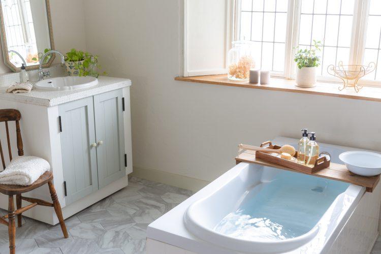 バスタブ / 洗面台は可動式