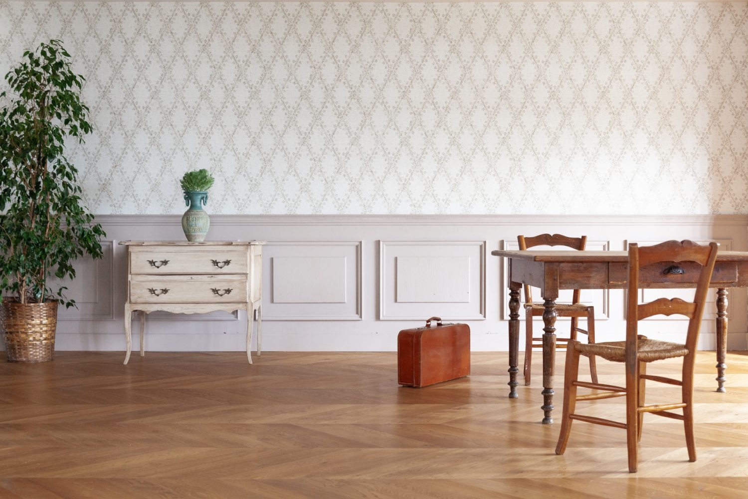 落ち着いた色合いの壁紙と腰壁