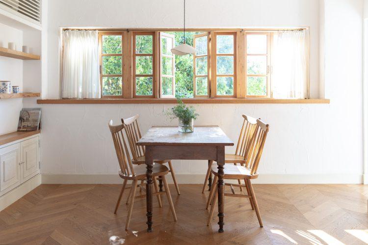 窓際のダイニングルーム