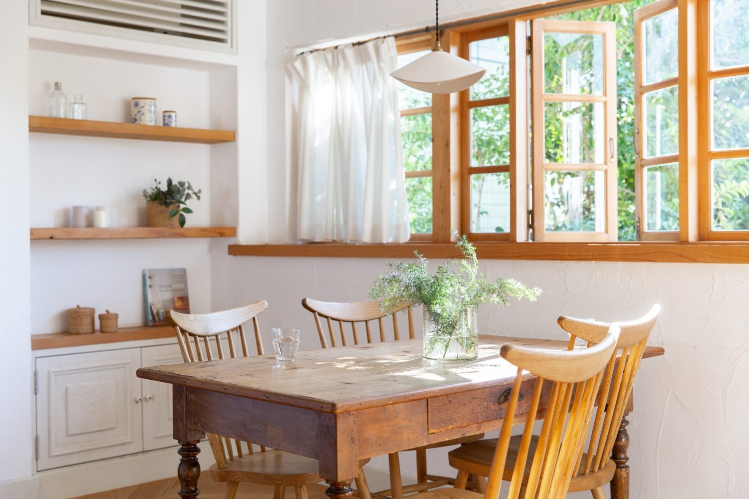 木漏れ日が差し込む