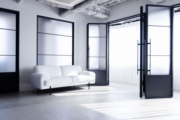 黒窓と白ソファのモノクロシーン