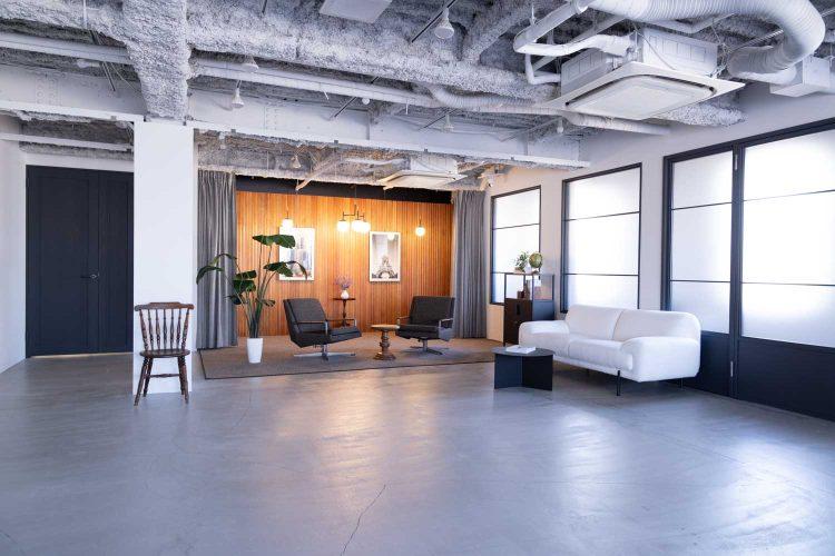 やわらかい光が入る広いスタジオ