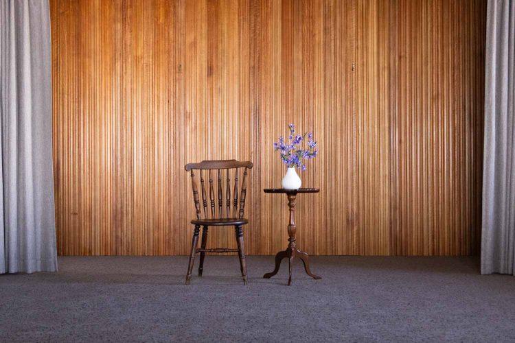 木目パネルを背景にシーンを演出