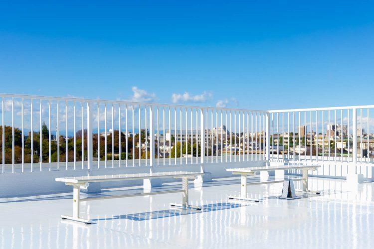 病院や会社の屋上シーンに最適なベンチ