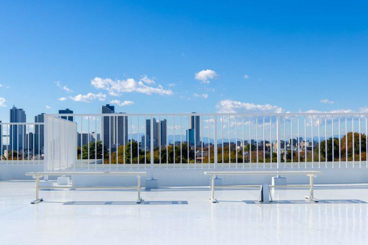 ベンチ越しの青空とビル群