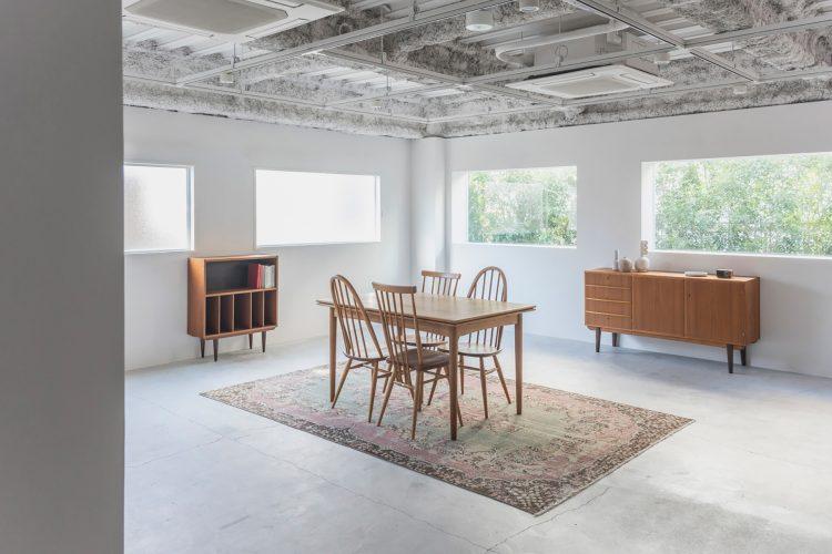 白床に白壁の空間