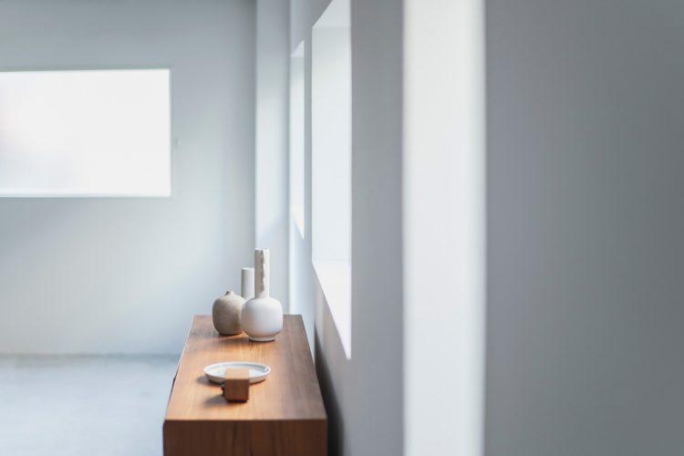 窓が映える室内