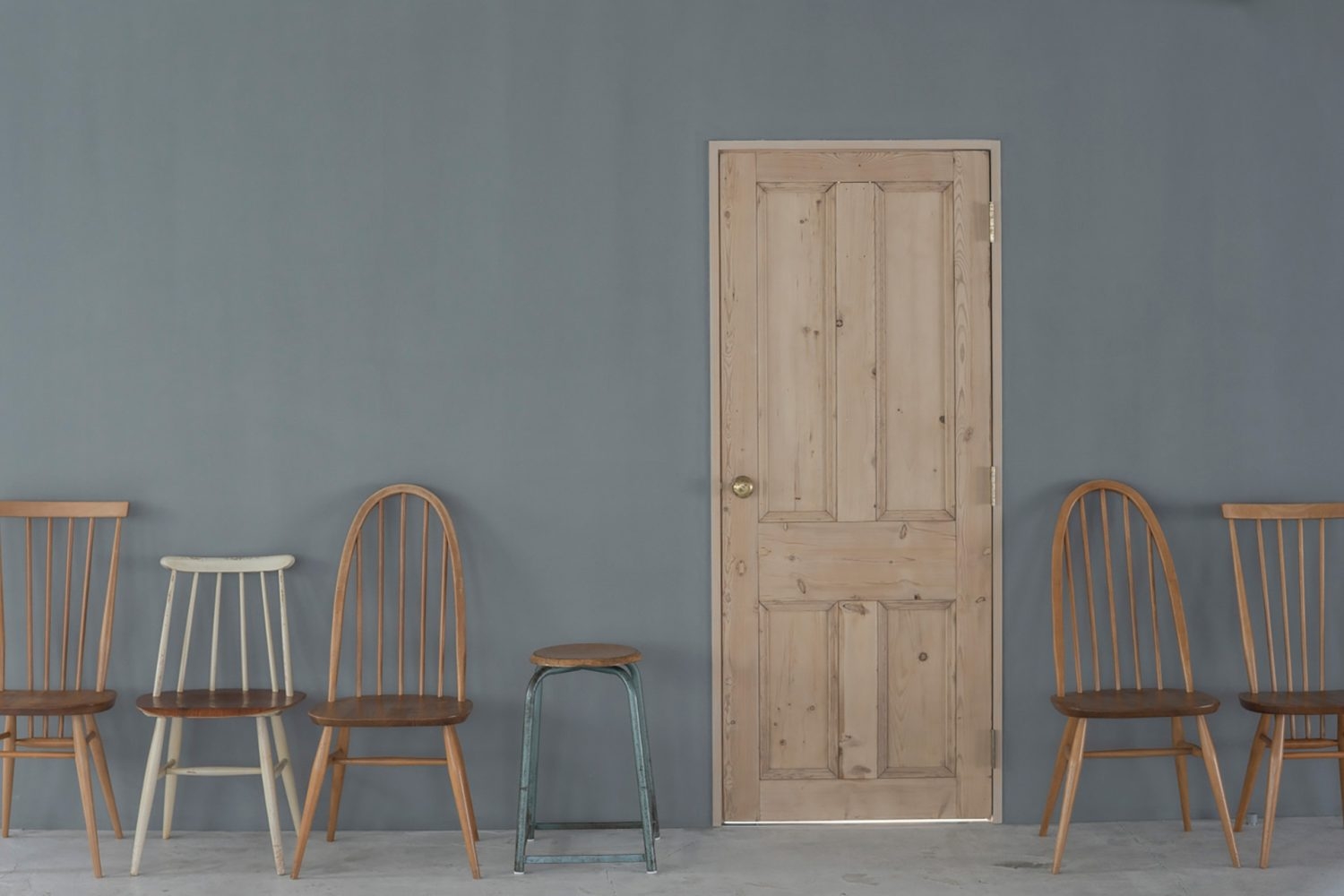 木の扉が映えるグレー壁