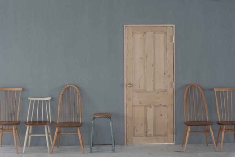 木の扉が映えるグレー壁