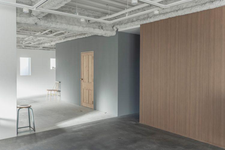 グレー壁と木目壁