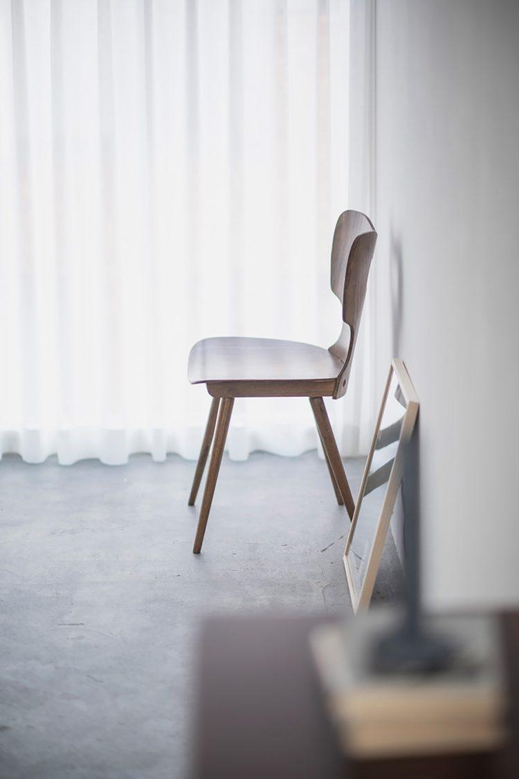 大窓のカーテンを背景に